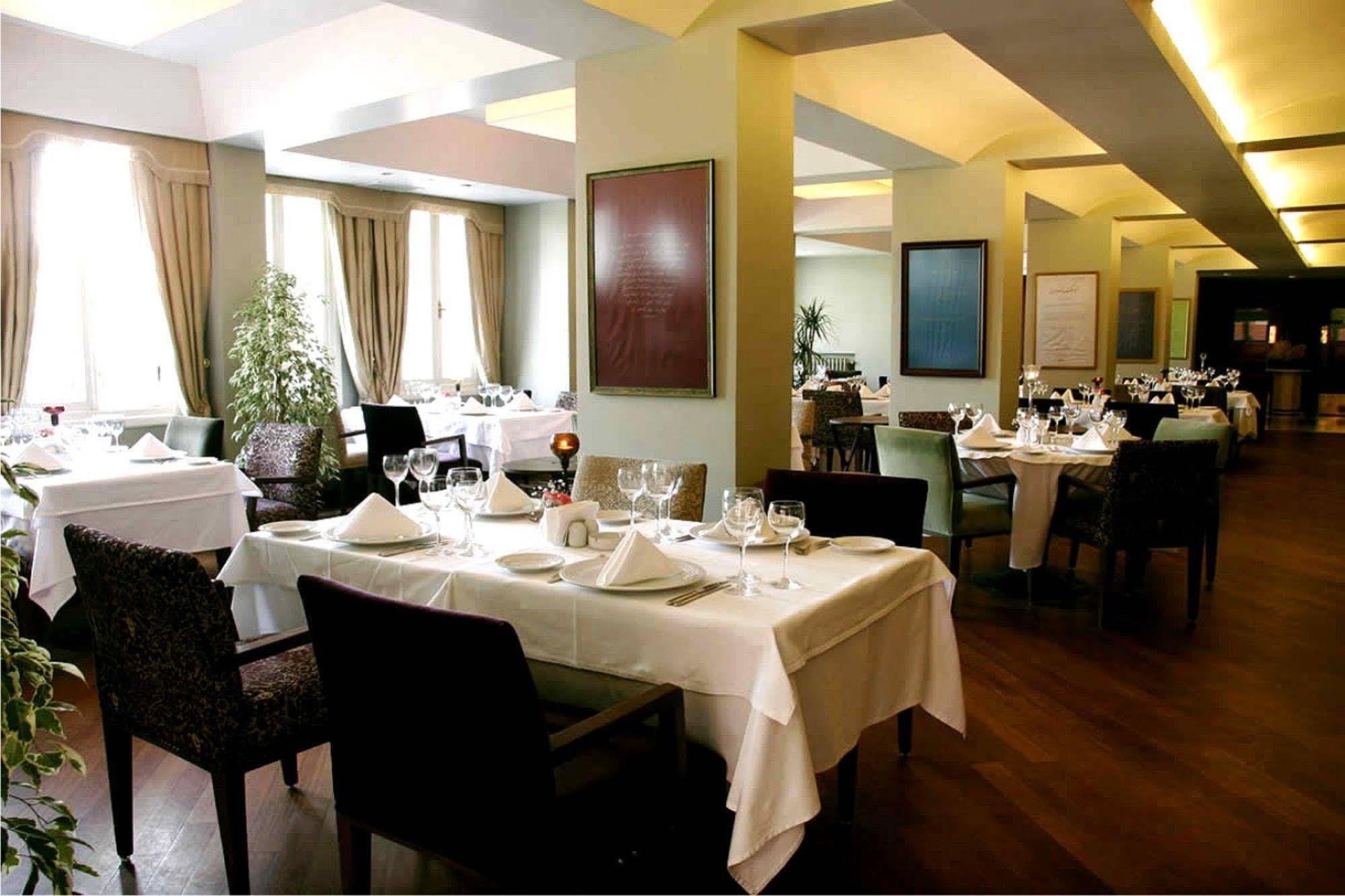 Dewdrop Intercity Hotel Дели Экстерьер фото